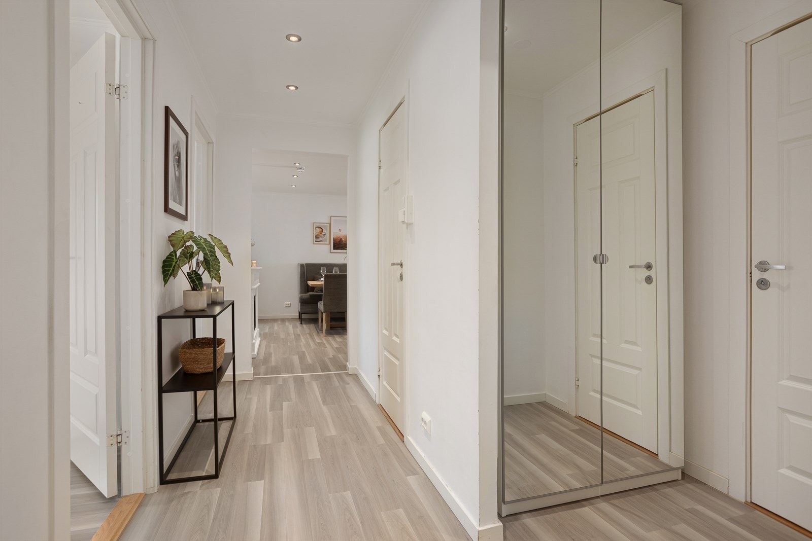 Hall med plass for å henge fra seg i garderobeskap Galleribilde