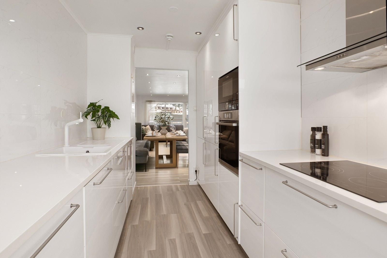 Kjøkkenet er fra 2017, men mikro, stekeovn og oppvaskmaskin er fra 2021. Galleribilde