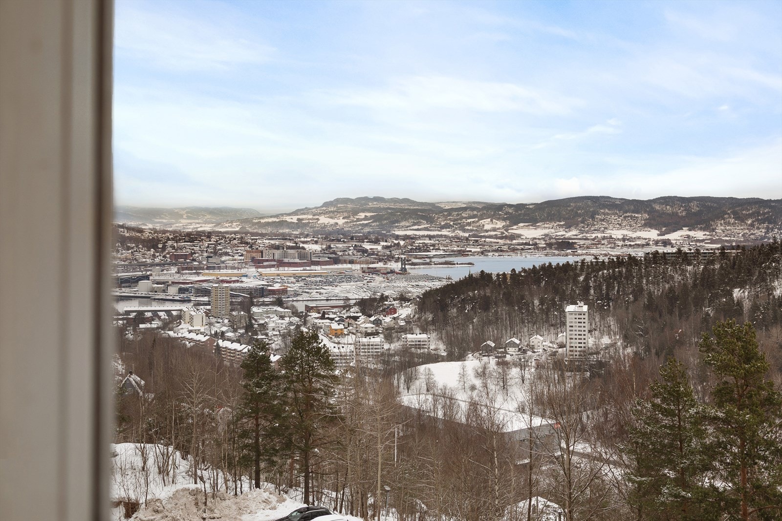 Utsikt mot fjorden fra soveromssiden Galleribilde