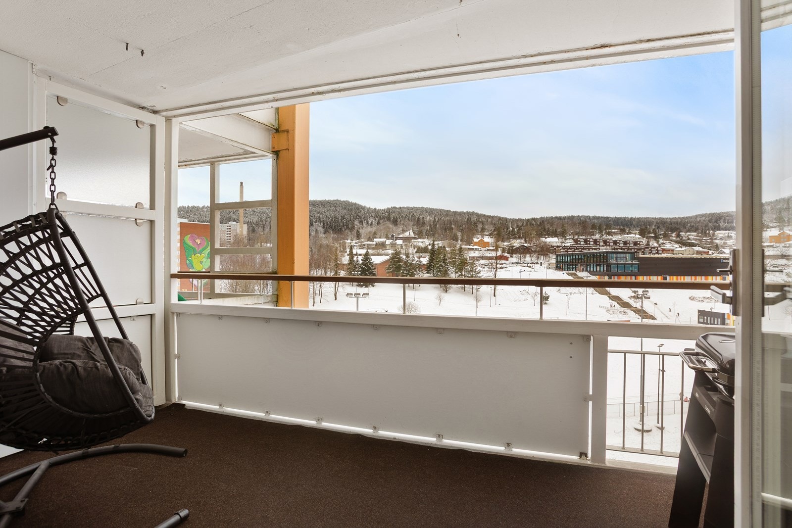 Dette er en lys og fin 3-roms leilighet med romslig balkong. Leilighetens overflater ble i hovedsak oppusset i 2017. Galleribilde