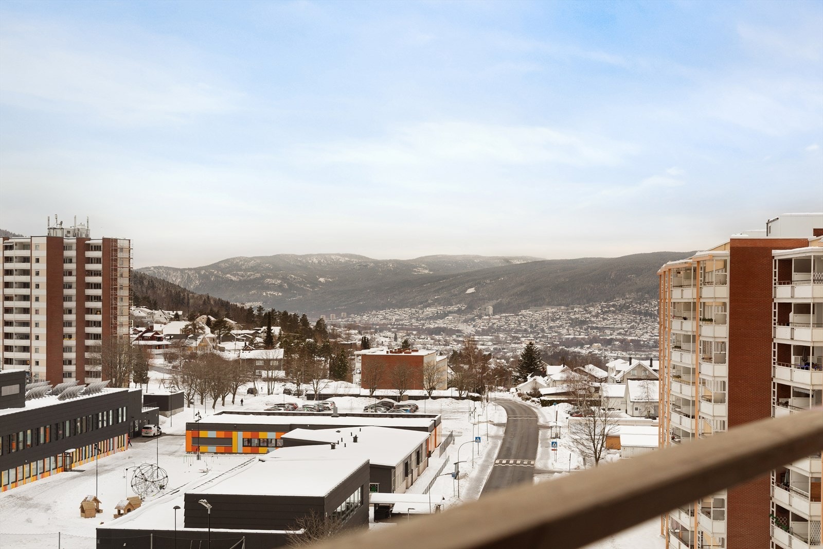 Leiligheten ligger i umiddelbar nærhet til skole og barnehage Galleribilde
