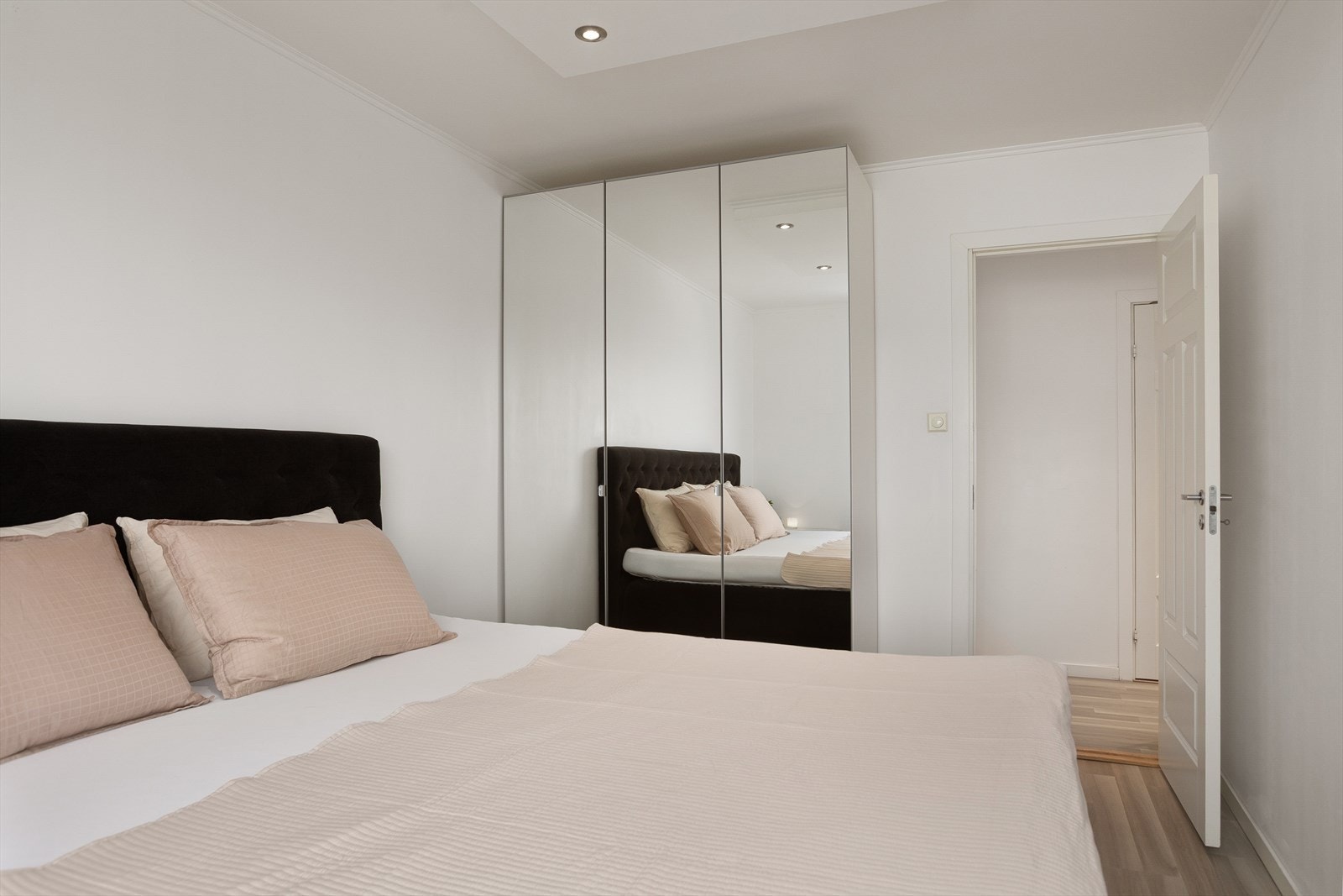 Hovedsoverom med garderobeskap Galleribilde