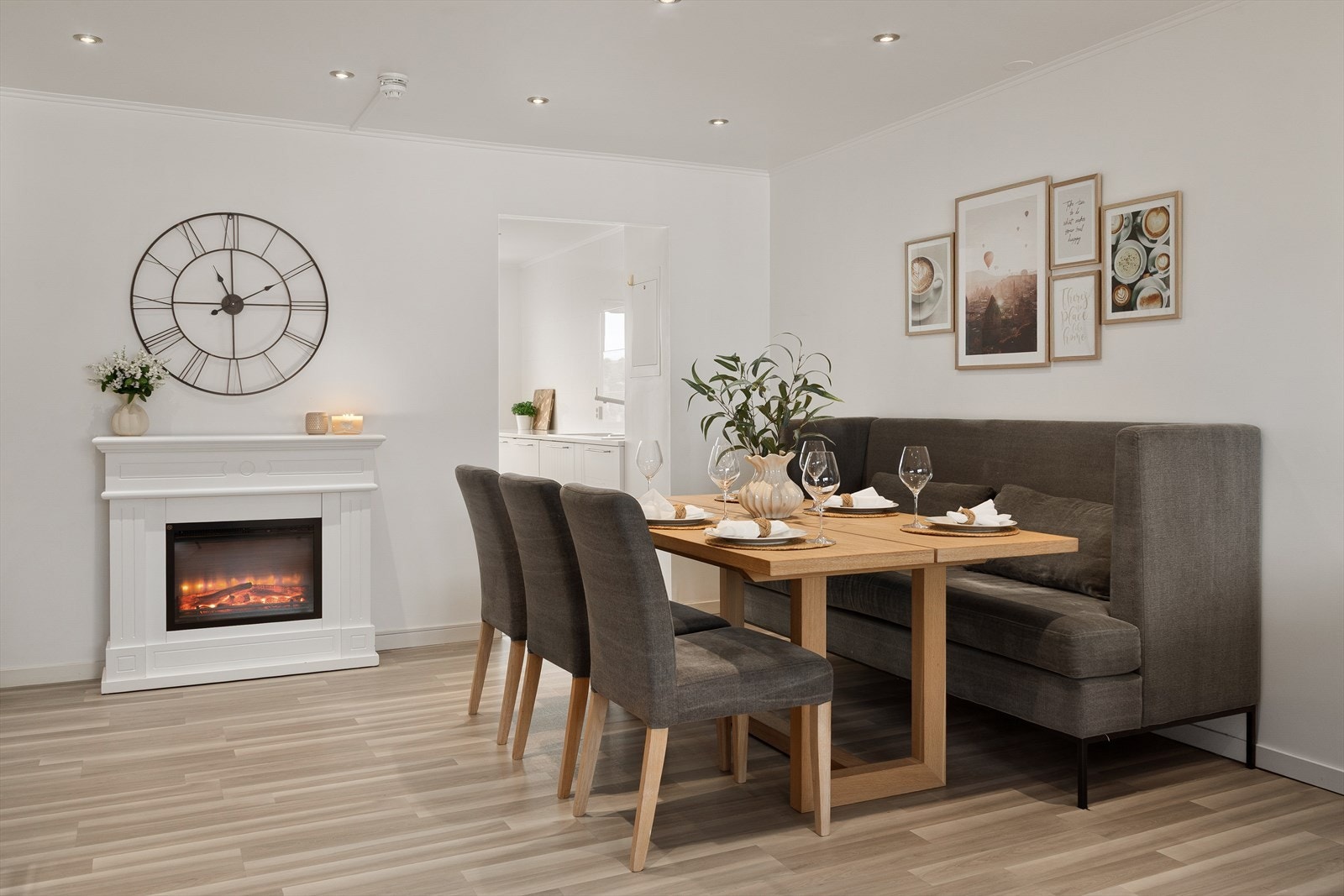 Stuen har godt med naturlig lysinnslipp, i tillegg til downlights Galleribilde