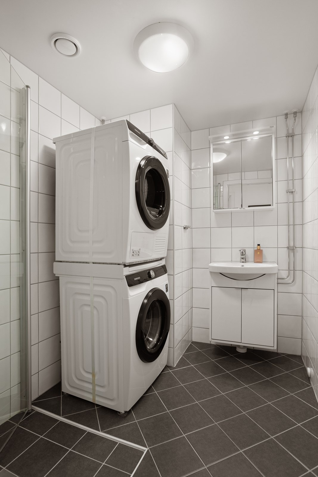 Leiligheten har et flislagt bad fra 2013 Galleribilde