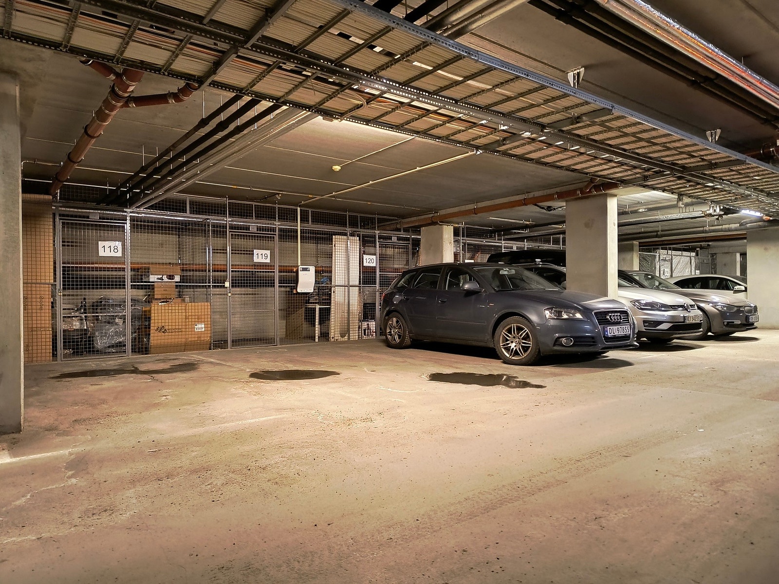 Garasje og bodplass. Galleribilde