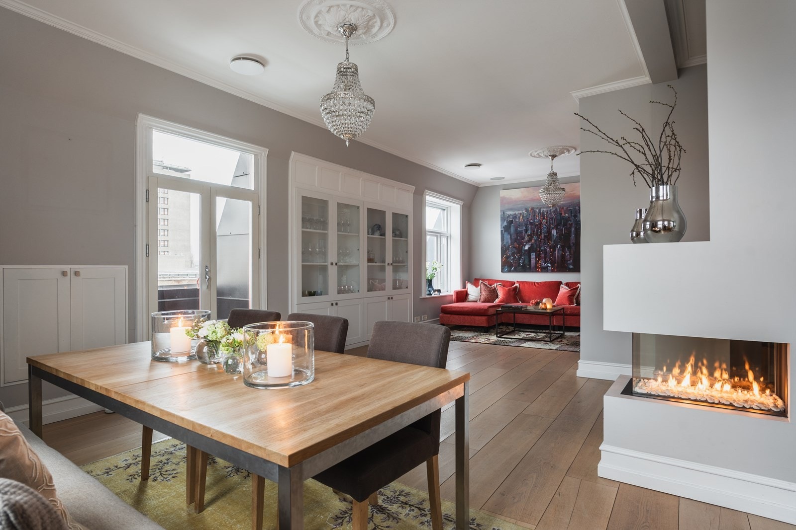 Romslig stue med gasspeis - det er også flere pipeløp i leiligheten Galleribilde