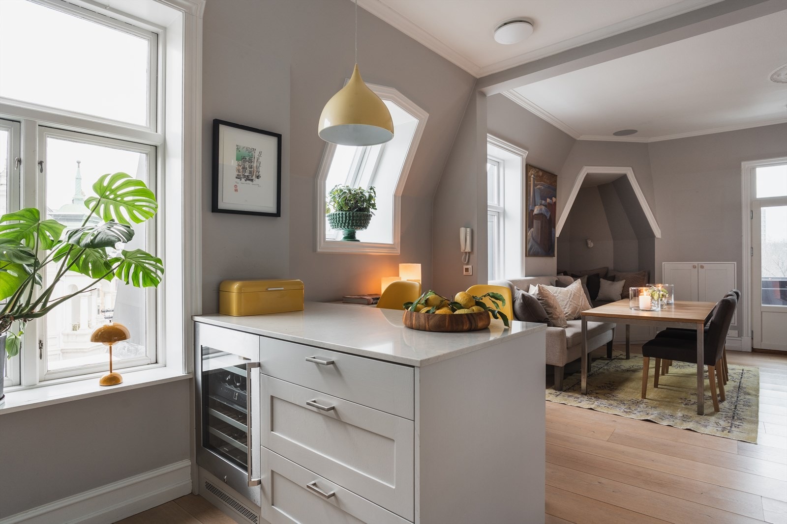 Sosial planløsning med kjøkken ved spisestue Galleribilde