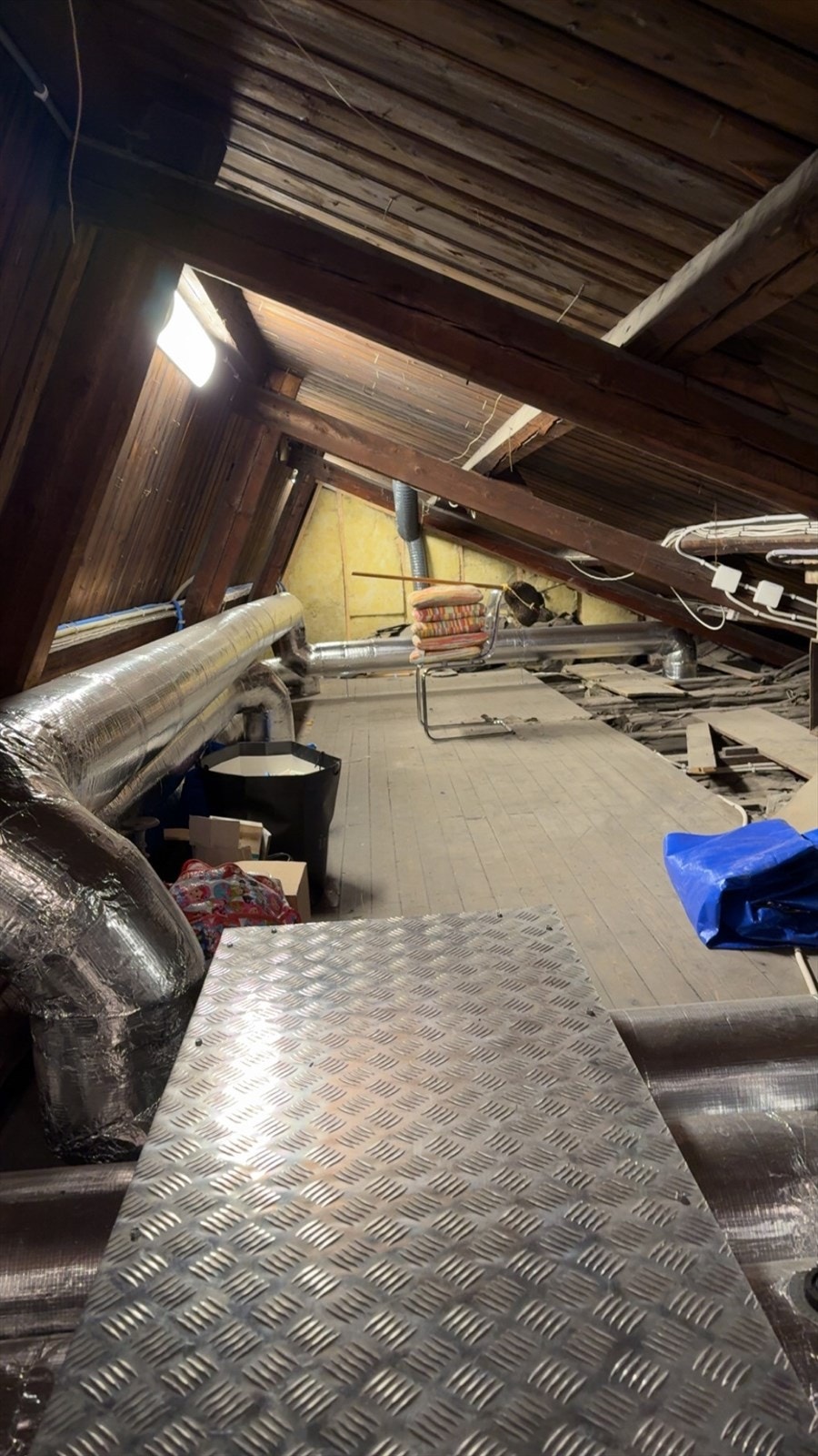 Stort uinnredet loftsareal (91 kvm - ikke måleverdig areal) som brukes til lagring og anlegg for ventilasjon er etablert her Galleribilde