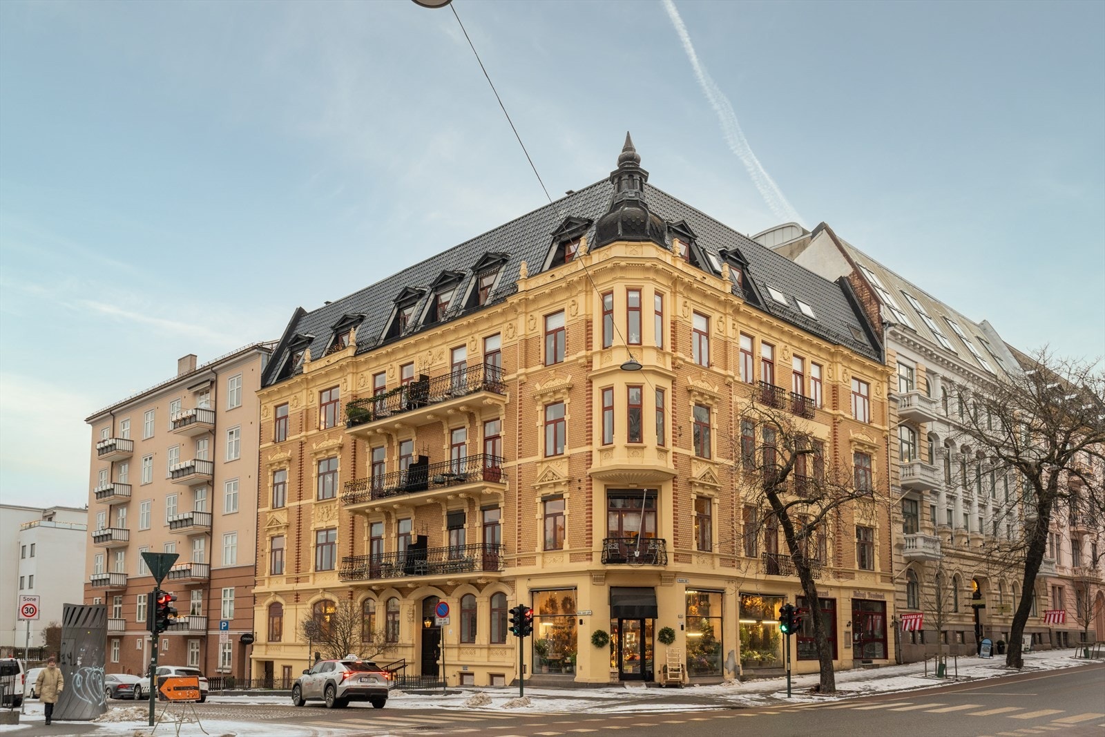 Leiligheten har en flott beliggenhet i byggets øverste etasje (5. og 6. etasje) med heisadkomst Galleribilde