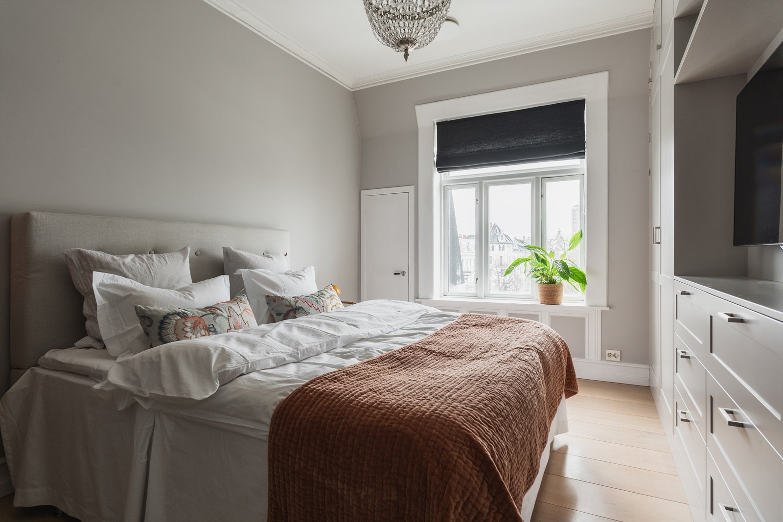 Hovedsoverom med plassbygde skap Galleribilde