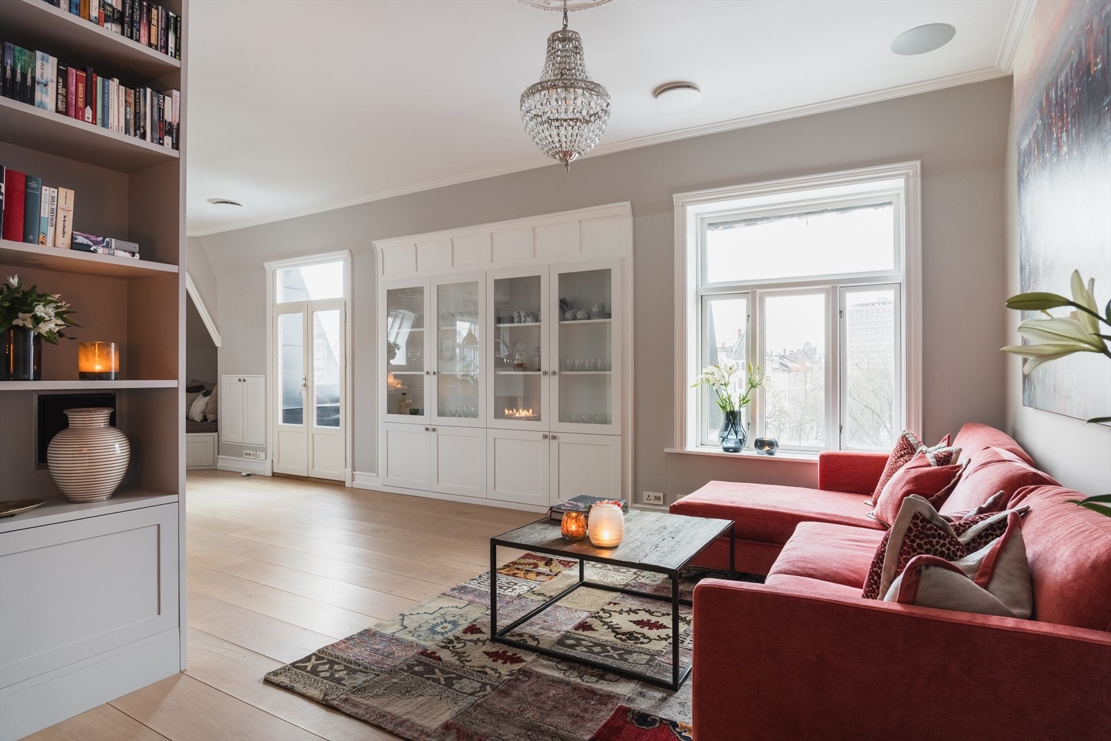 Leiligheten holder en god standard og har en meget spennende planløsning. Leiligheten har god takhøyde og vertikale vinduer. Galleribilde