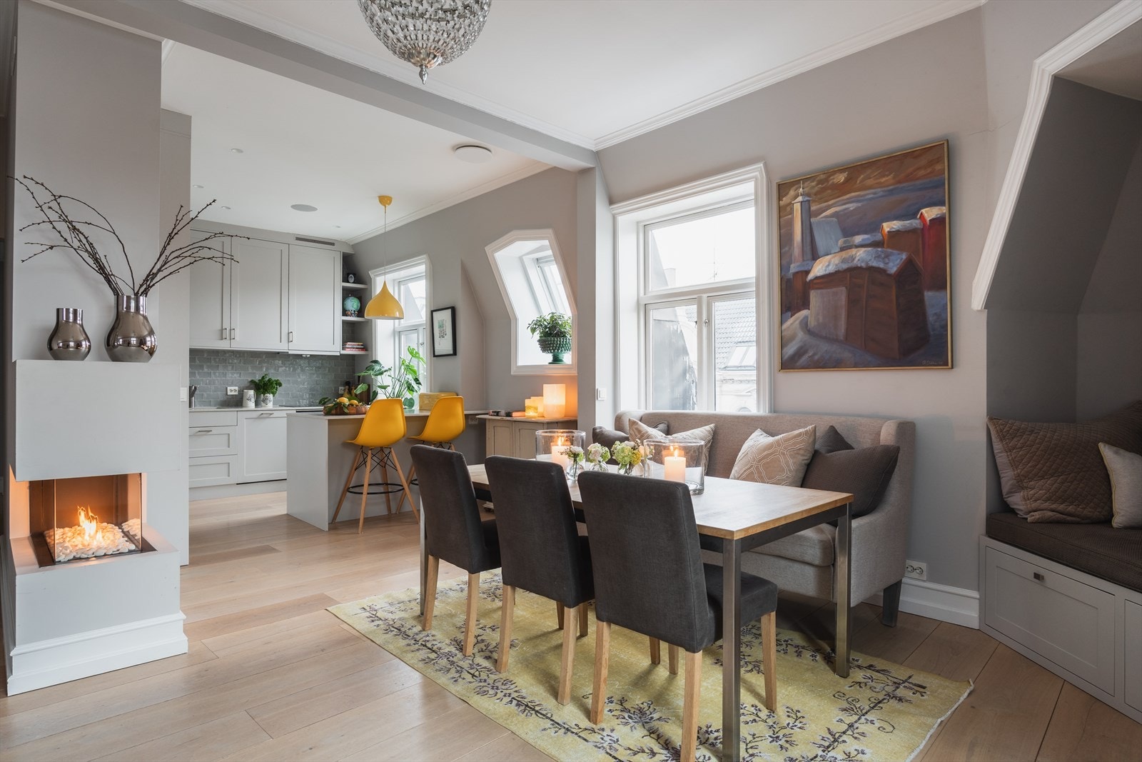 Tiltalende topp-og hjørneleilighet med flott utsikt, takterrasse og balkong. Heis, peis og hybel. Galleribilde