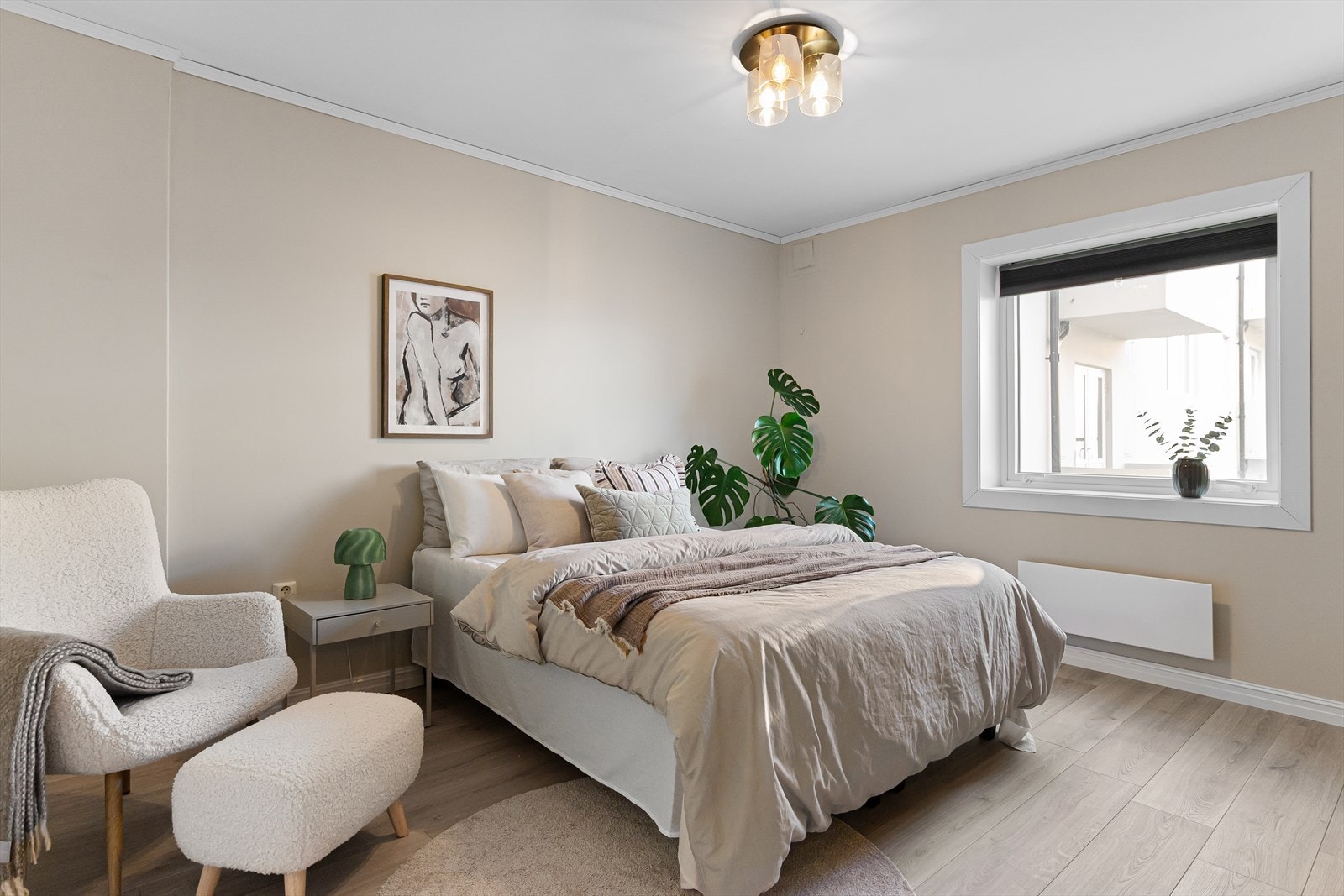 Hovedsoverommet på ca. 14,5 m², inkludert garderobeløsning, fremstår som romslig og lyst. Det gir god plass til seng og møbler... Galleribilde