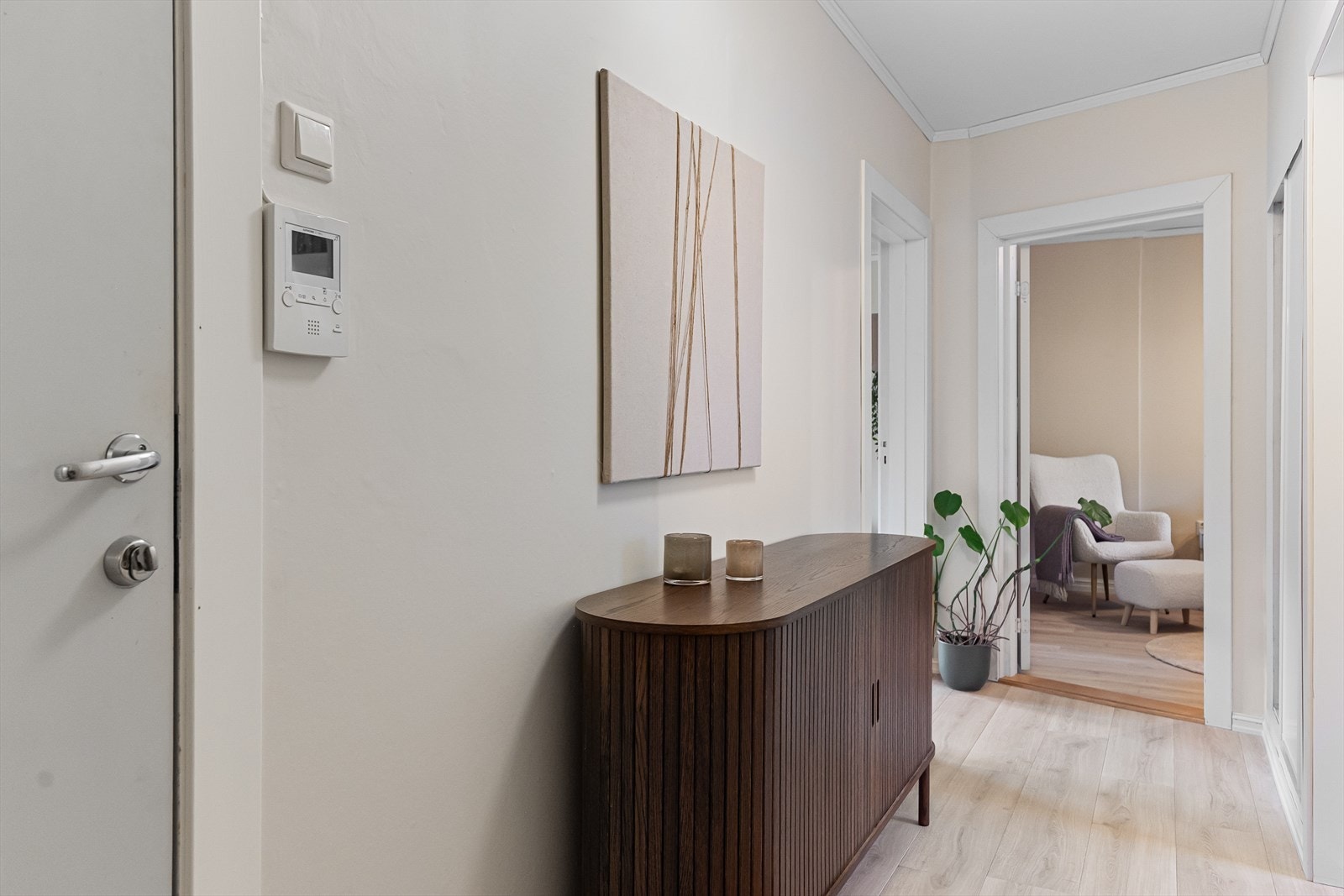 Her er det dørtelefon for betjening av ytterdøren. Galleribilde