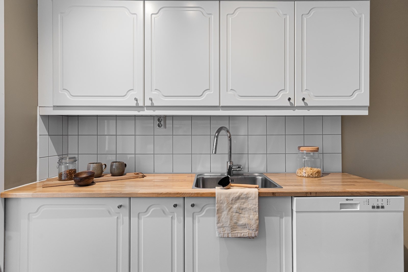 Vann- og avløpsrør ble skiftet i 2018/19 frem til bad og kjøkken. Varmtvann sirkuleres for å gi kort ventetid på varmtvann. Galleribilde