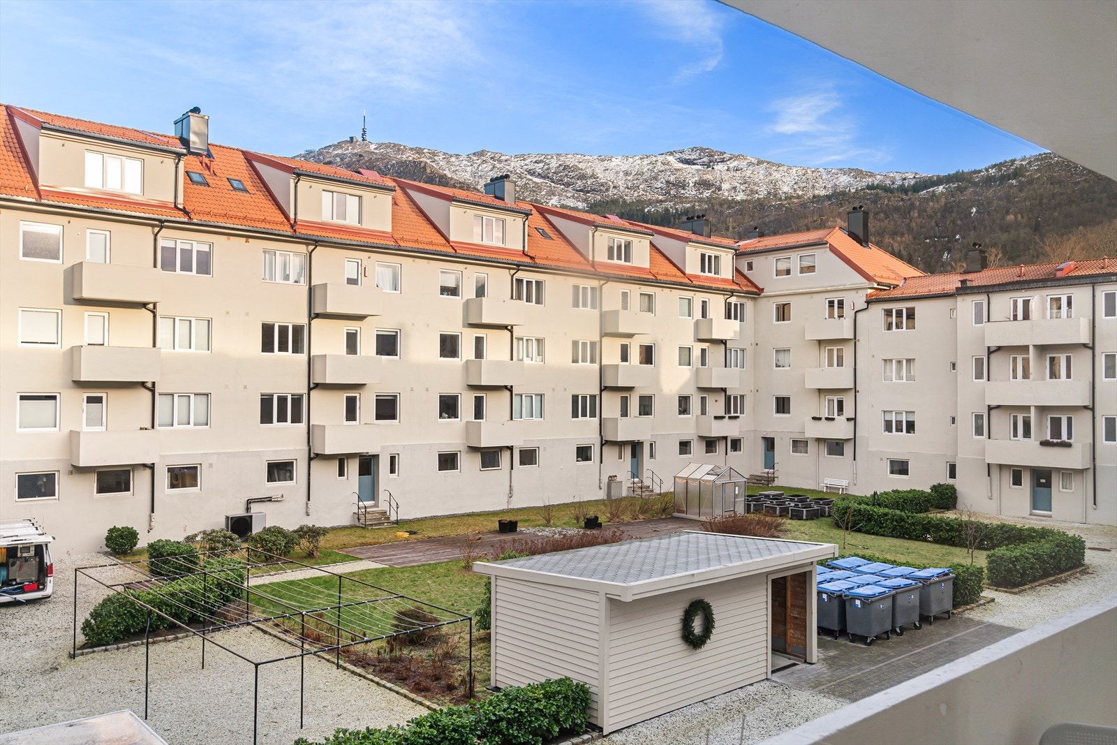 I nærområdet finnes et variert servicetilbud med blant annet apotek, restauranter og dagligvarebutikk Rema 1000. Galleribilde