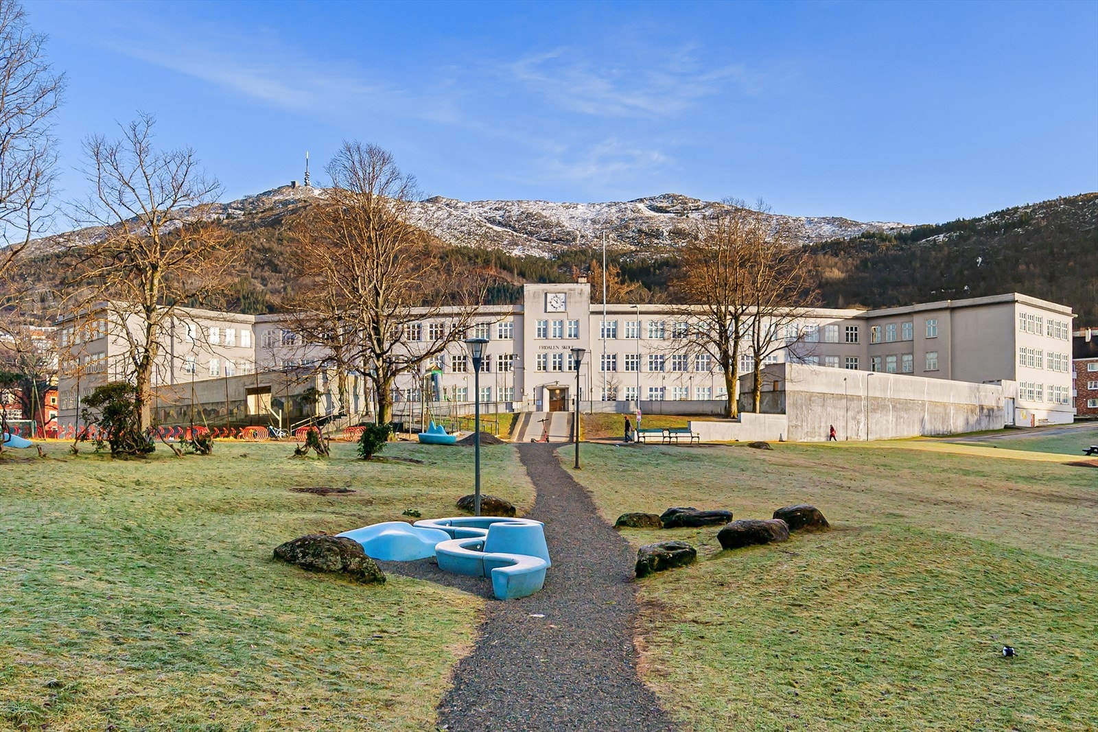 For den aktive er det flere gode fritids-og treningsmuligheter i området. Tveitevannet byr på en populær joggeløype, og Ulriken ligger innen komfortabel rekkevidde for turglade. Galleribilde