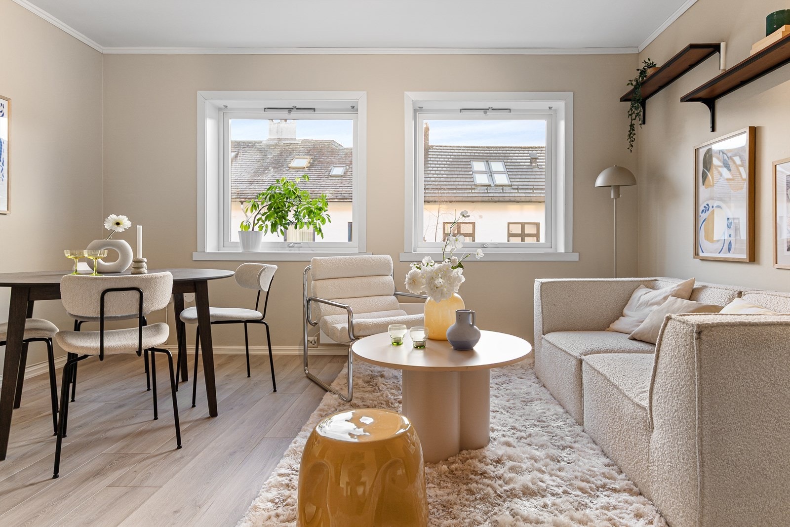 Stuen på ca. 18,9 m² fremstår som en lun og innbydende oppholdsplass med gode møbleringsmuligheter. Galleribilde