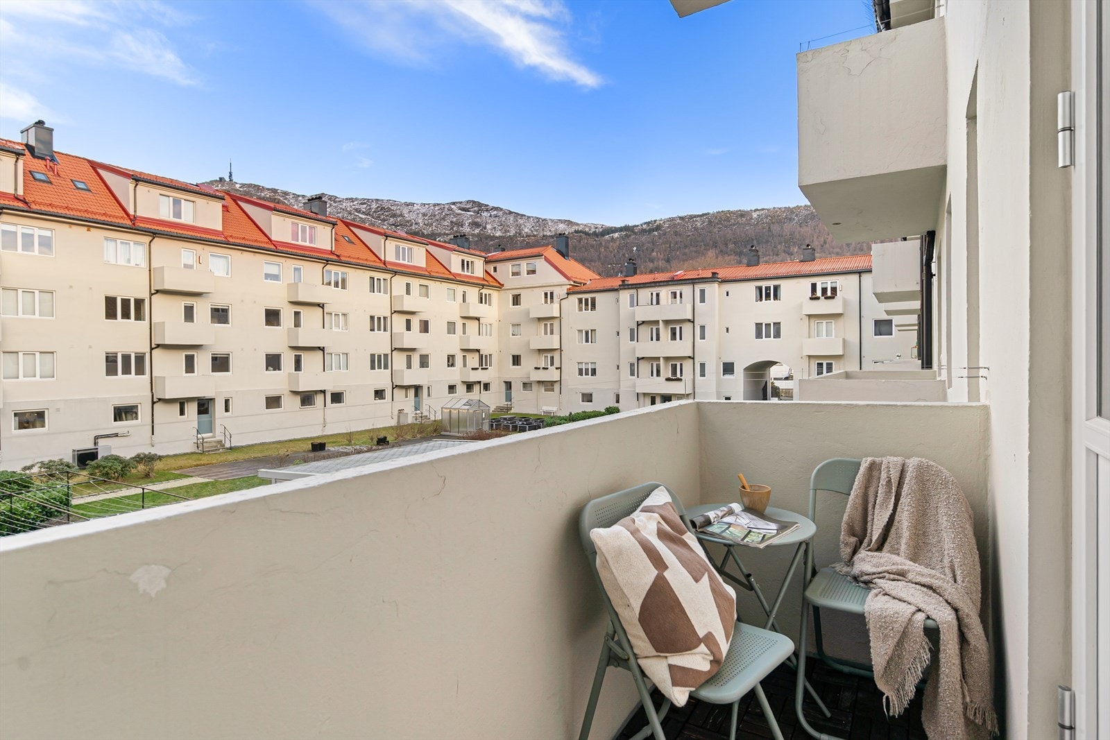 Fra kjøkkenet har du utgang til egen balkong med utsyn til det flotte oppgraderte fellesareal. Spør gjerne megler om utfyllende info/sommerbilder. Galleribilde