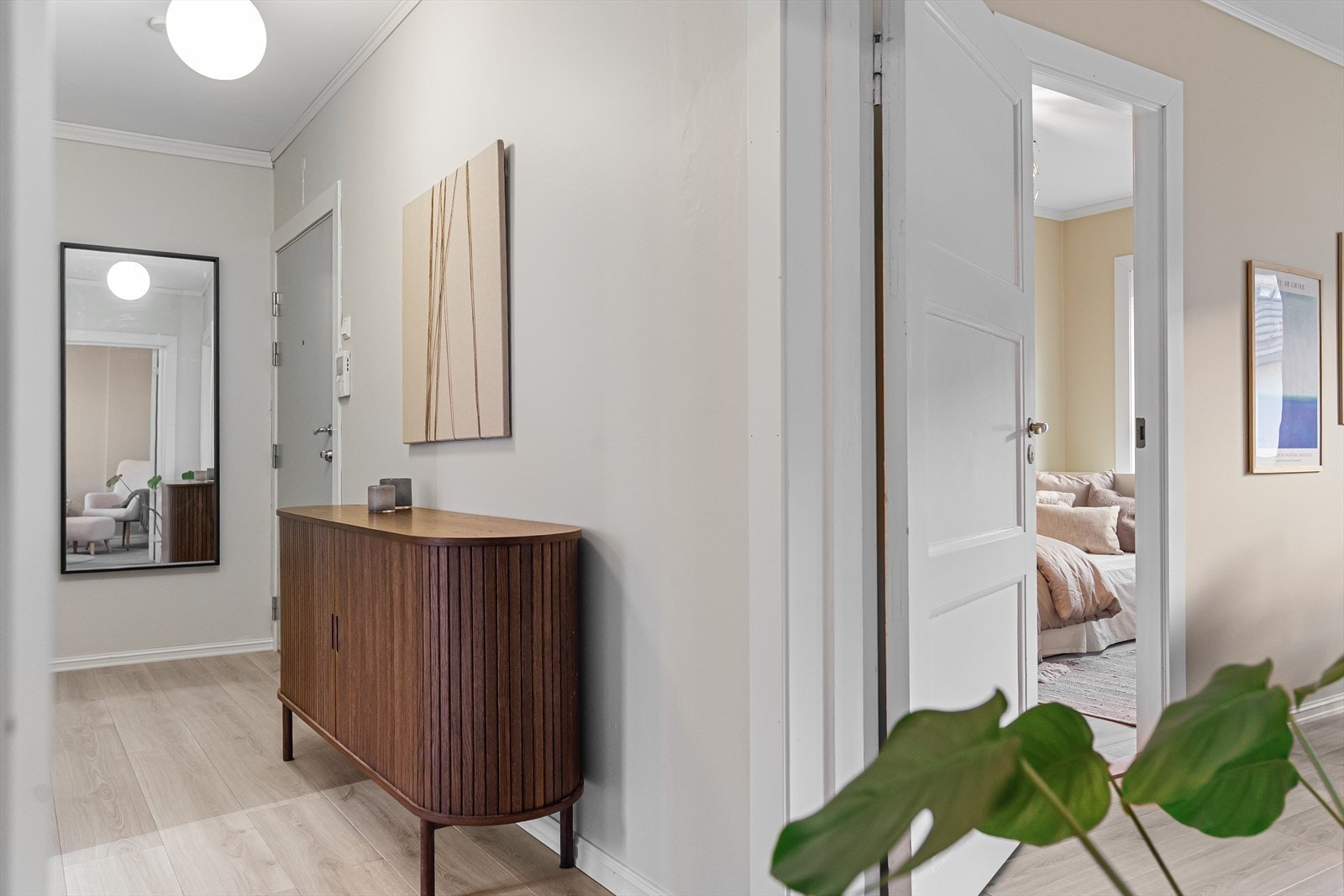 Boligen ønsker deg velkommen via en romslig gang på ca 7 m², med god plass til yttertøy og sko. Galleribilde