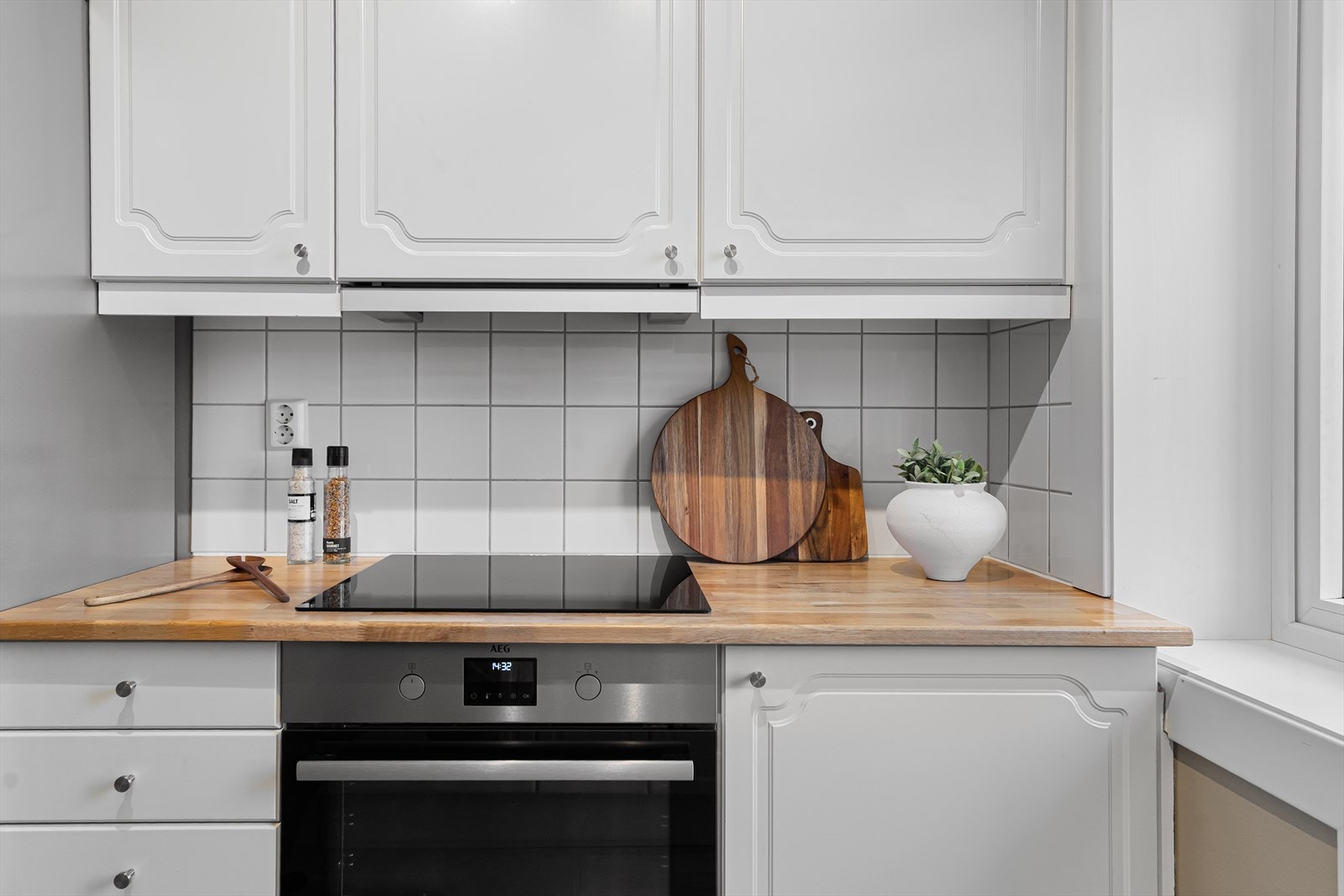 Benkeplaten i eik ble skiftet i 2024 og tilfører kjøkkenet et varmt preg. Galleribilde