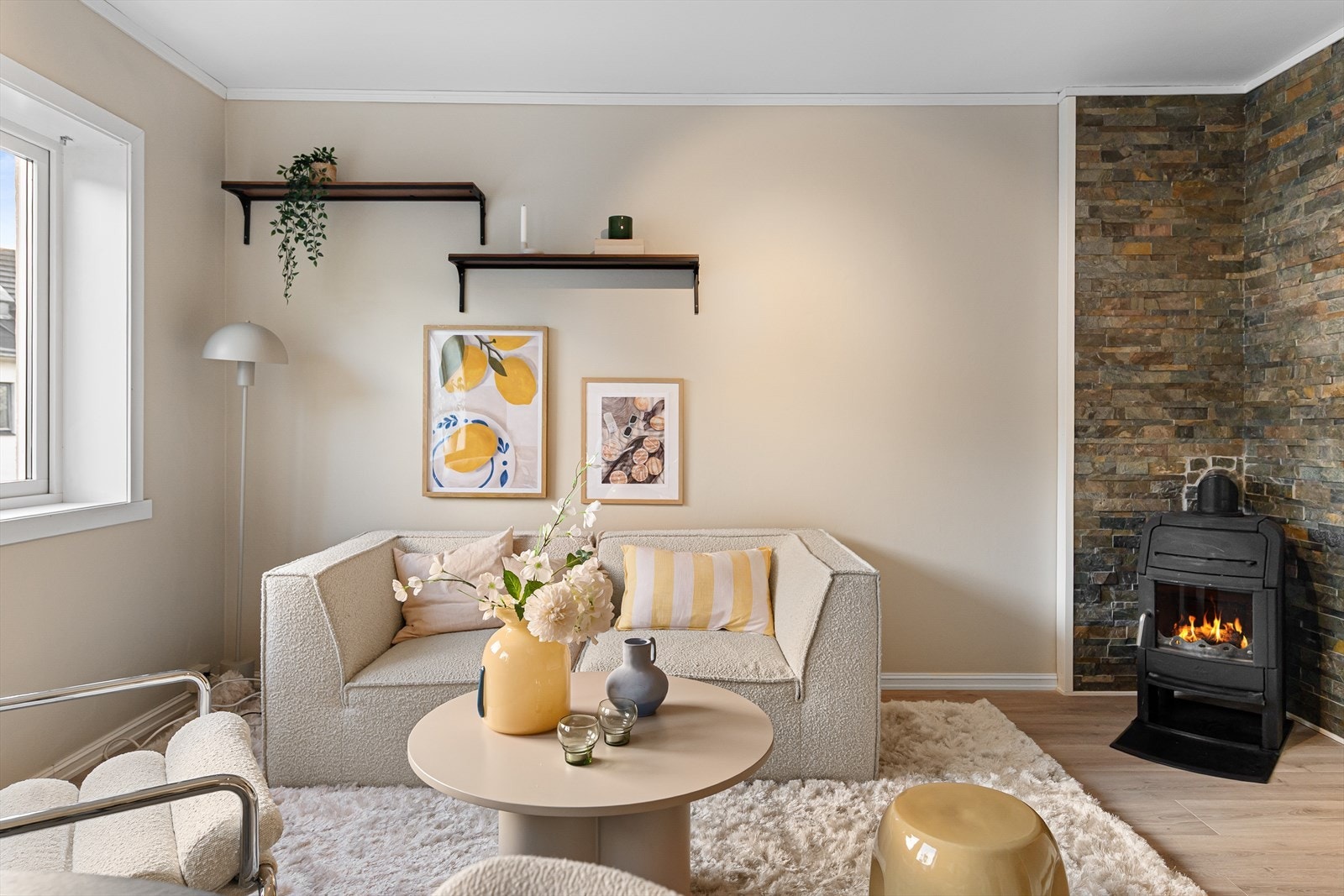 Flott 3-roms leilighet i 2.etasje med balkong, vedovn og sentral beliggenhet! Galleribilde