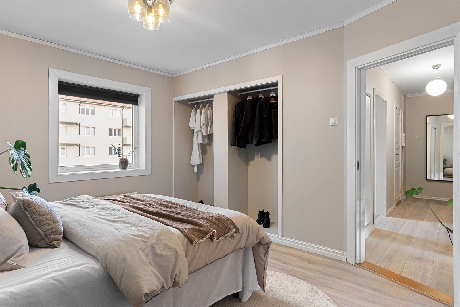 ...samtidig som garderoben bidrar til praktisk oppbevaring. Leiligheten disponerer også 3 stk boder på loft og kjeller. Galleribilde