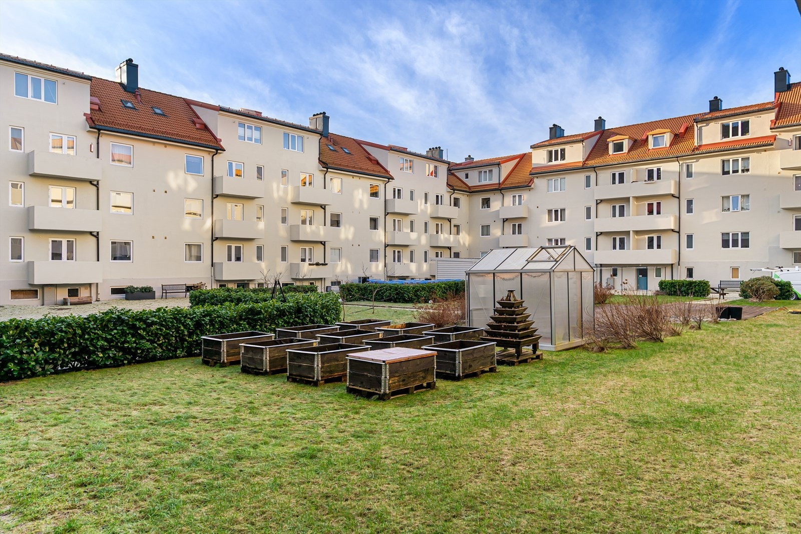 Borettslaget har nydelige oppgraderte fellesareal med bl.a. eget hagelag; drivhus og organisert dyrking. Galleribilde