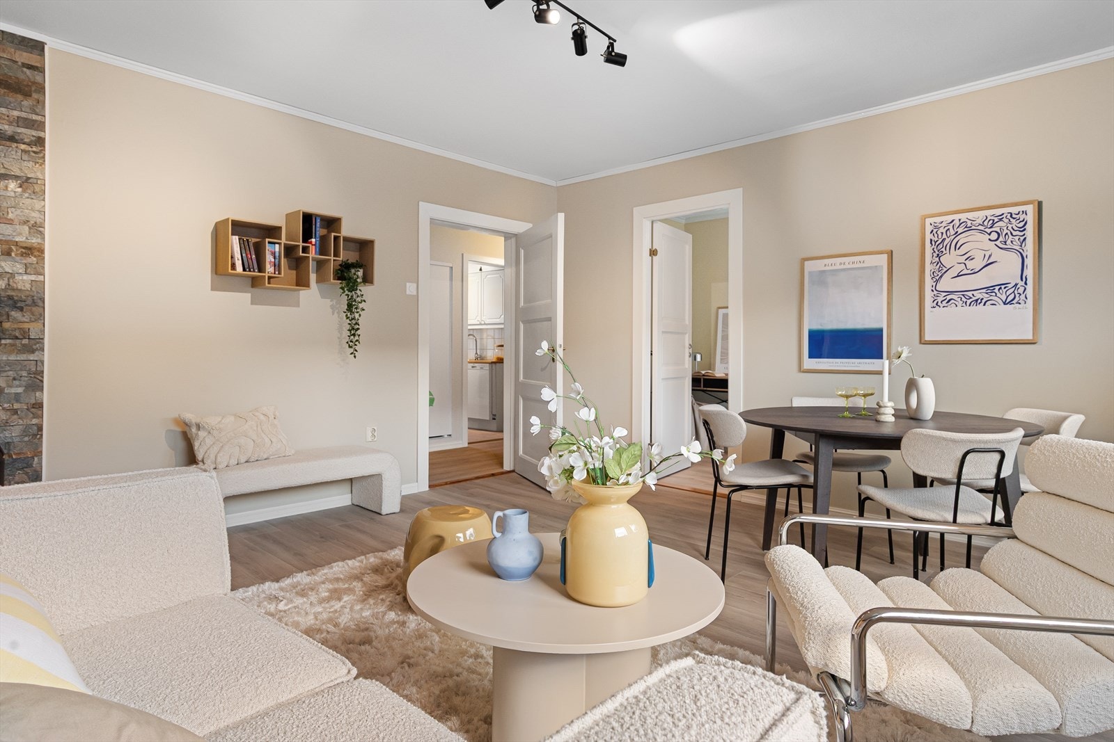 ...Dette utgjør kr. 4 430,- av mnd. felleskostnader. Dagens felleskostnad: kr. 8 958,-. Ny mnd. felleskostnad: kr. 4 528,-(!) Galleribilde