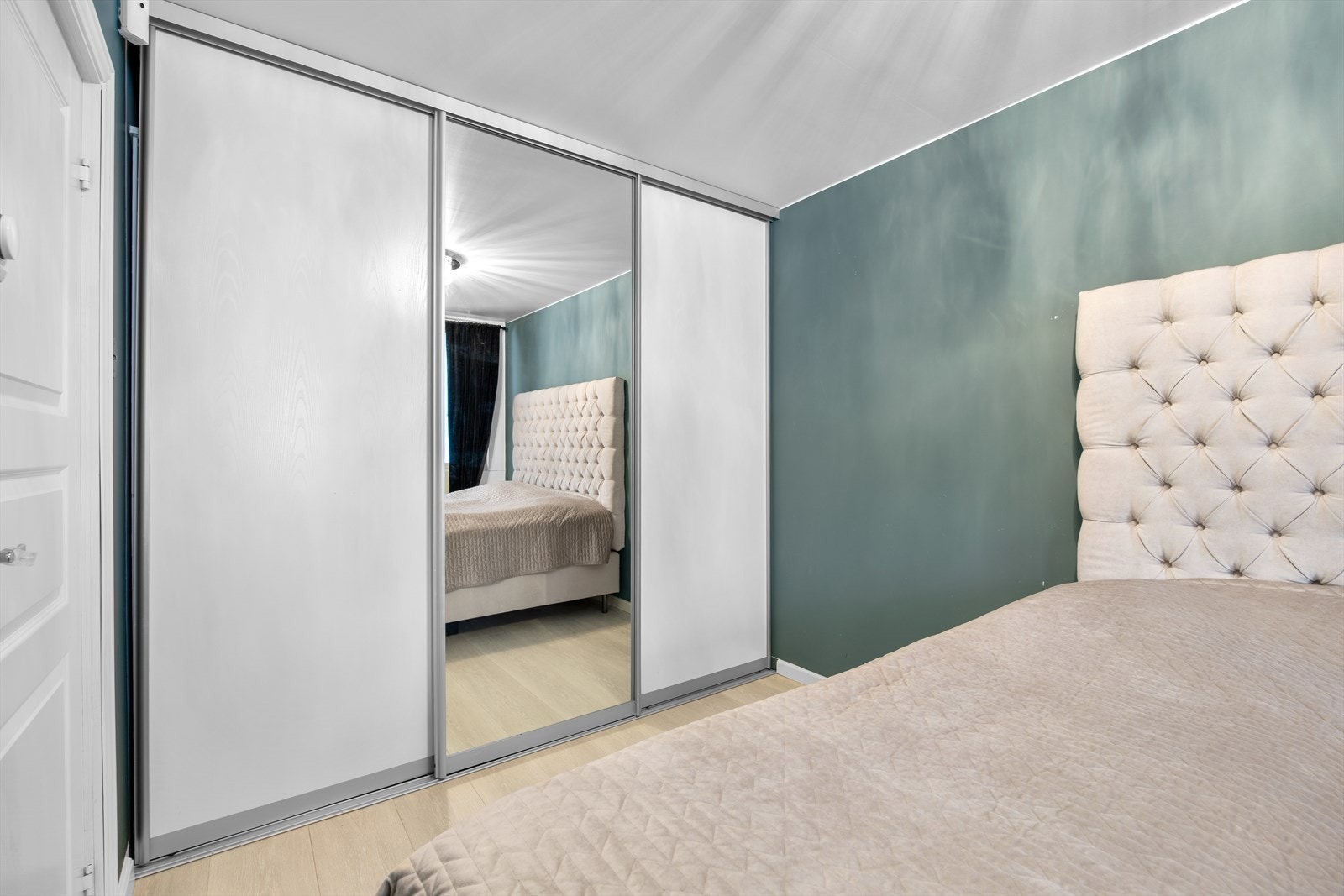 Stor og praktisk skyvedørsgarderobe med god lagringsplass Galleribilde