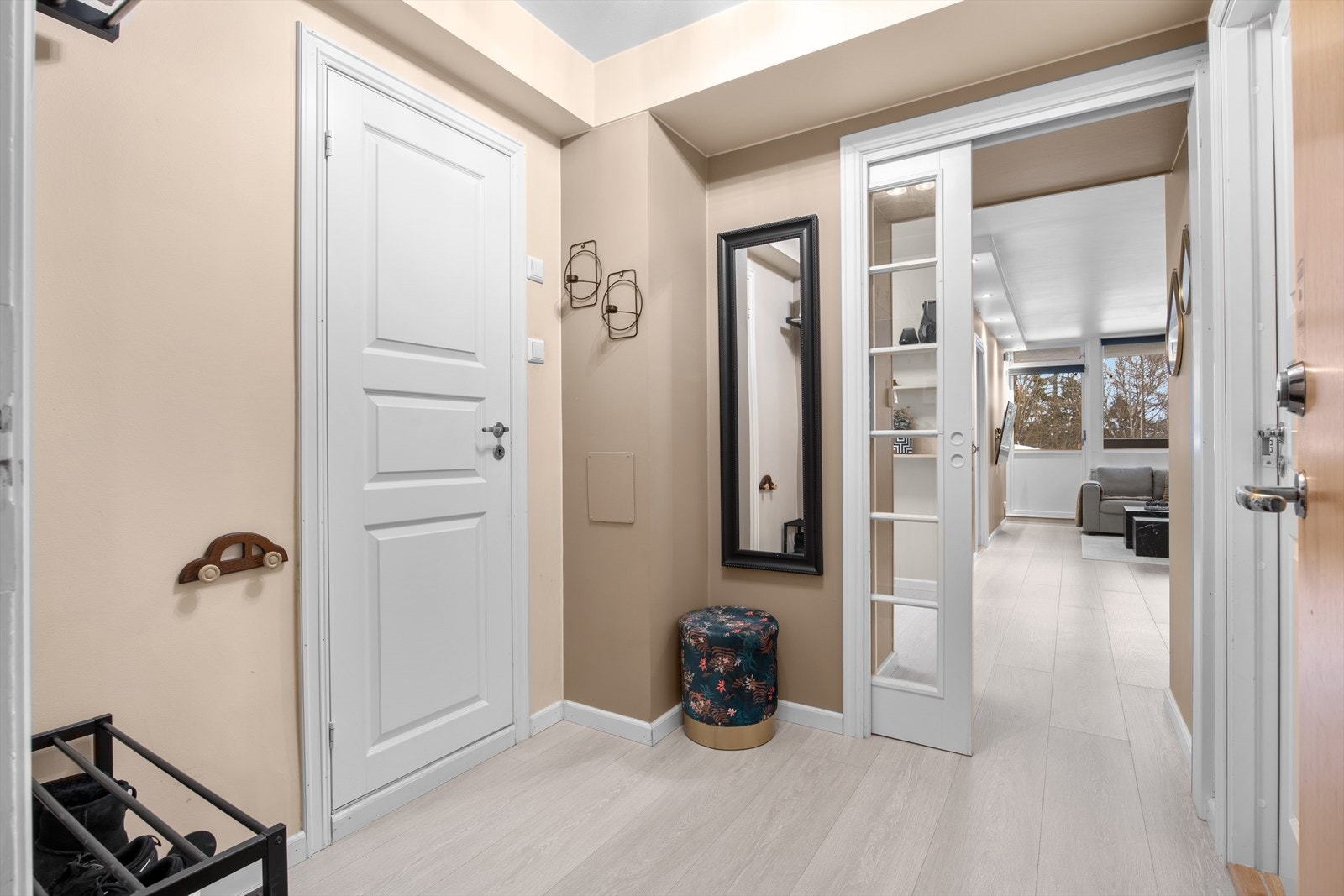 Fra entréen har du adkomst til flere av leilighetens rom. Galleribilde