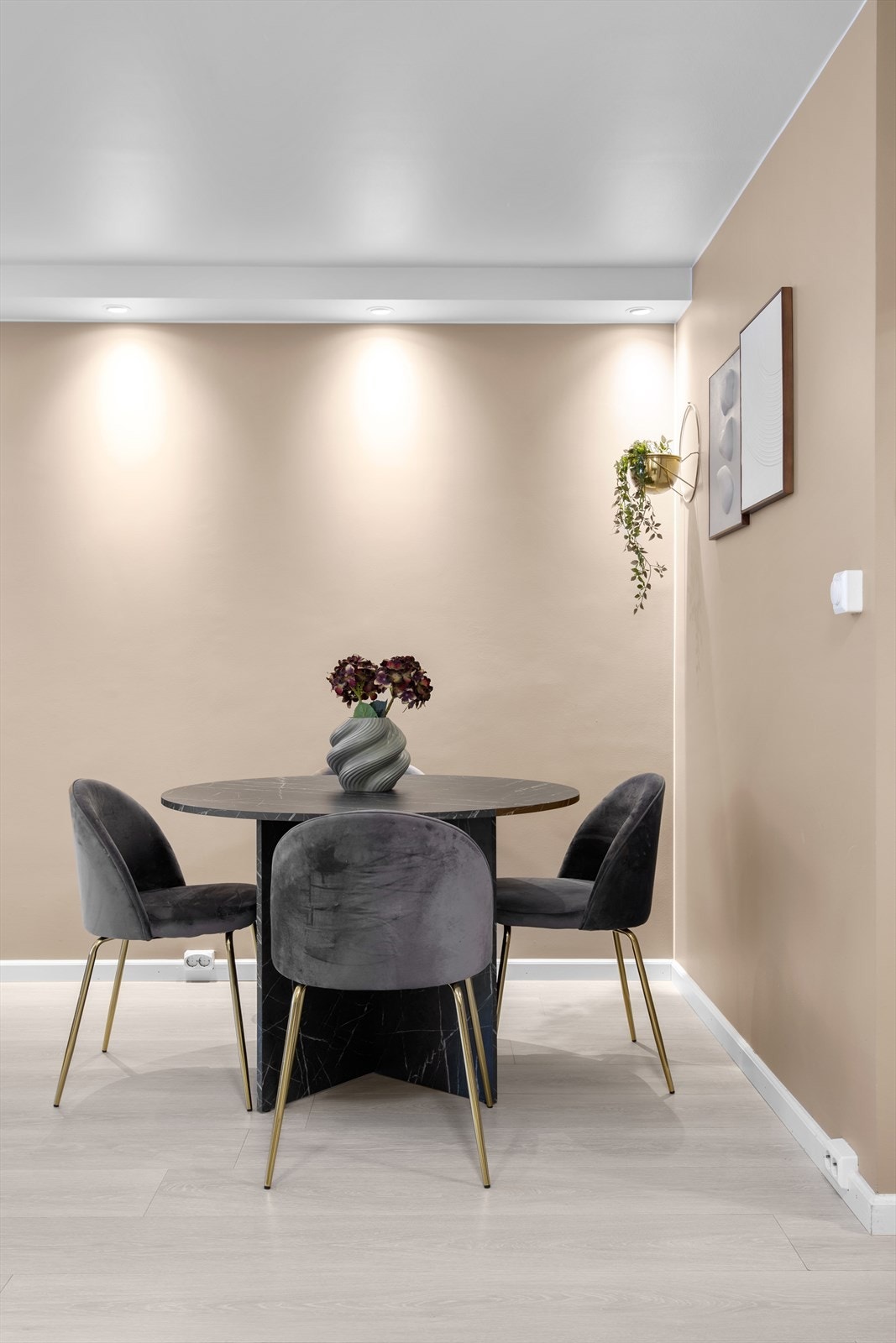 God plass til spisegruppe mellom kjøkken og stue Galleribilde