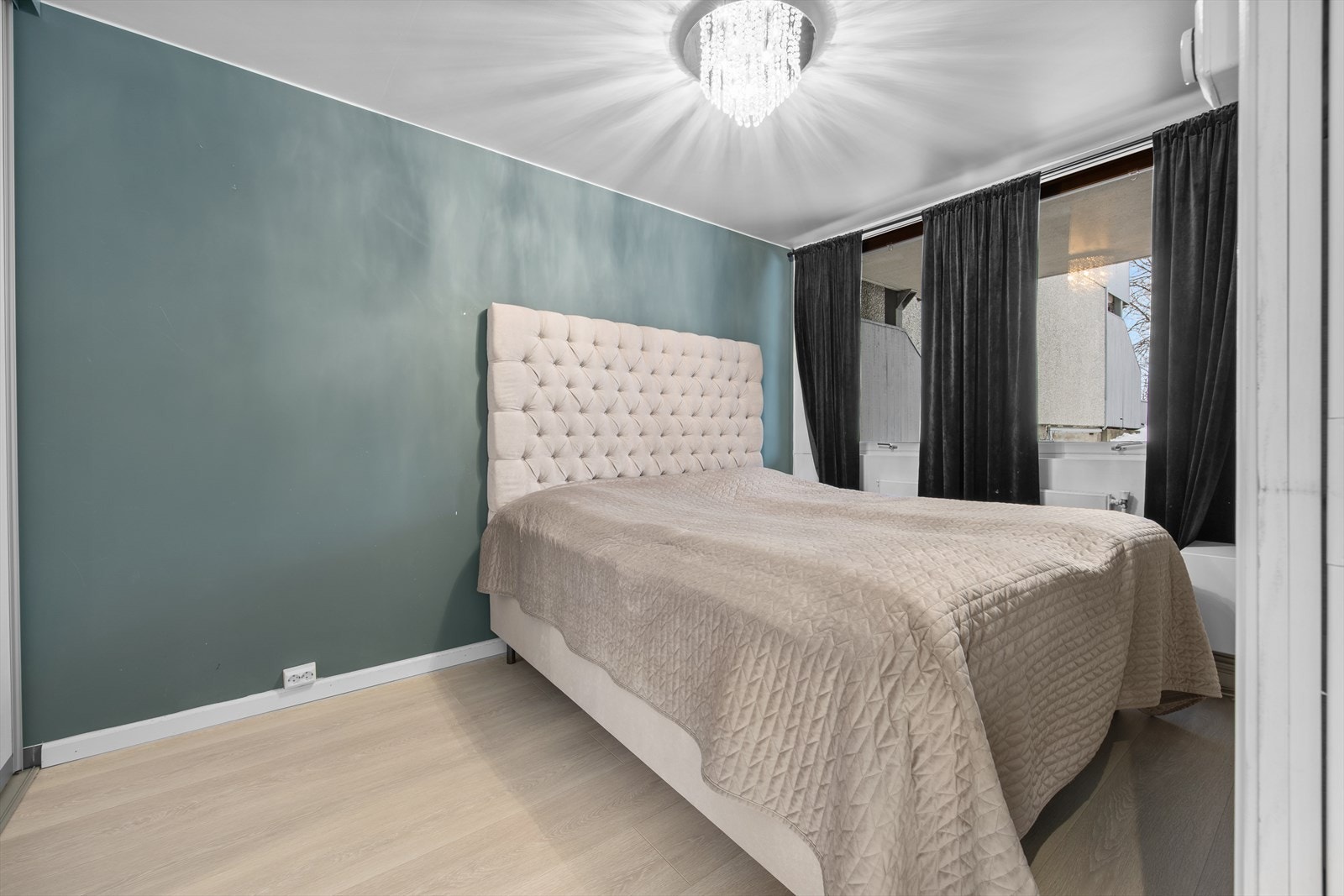 Lyst og romslig soverom med flotte fargekombinasjoner. Rommet oppvarmes med radiator under vindu. Galleribilde