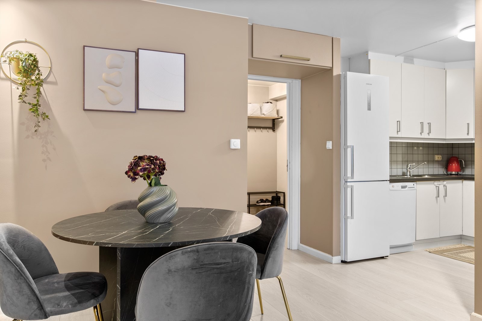 Kjøkken og stue i delvis åpen løsning. Galleribilde