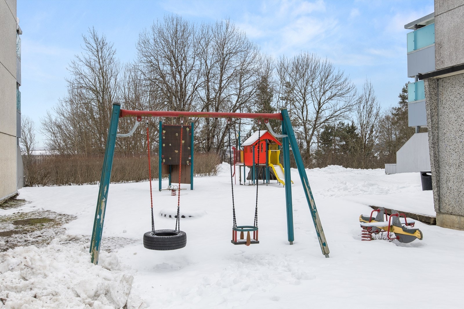 Fellesarealer opparbeidet med busker, trær, lekeplass m.m Galleribilde