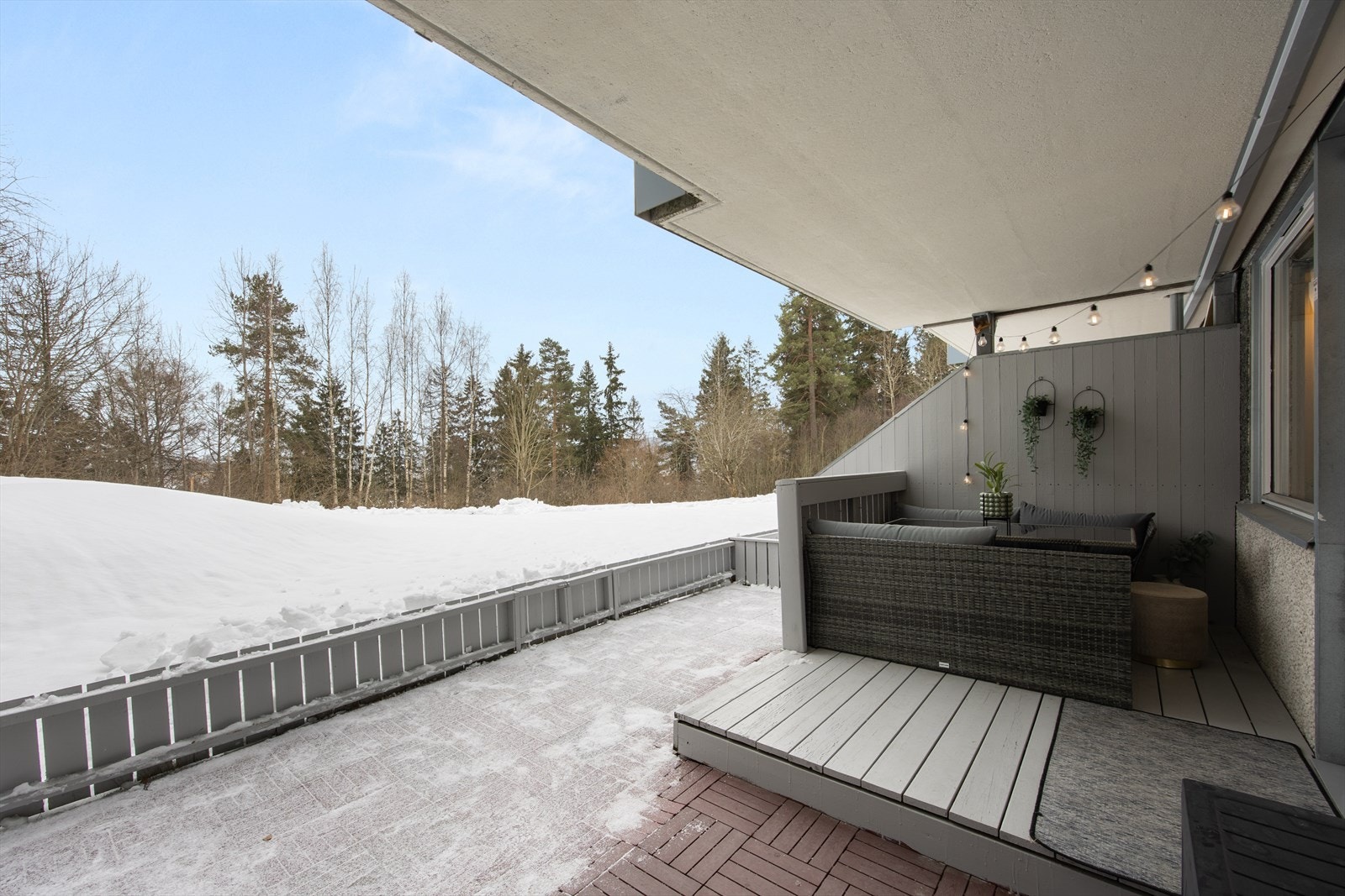 Hyggelig utsyn mot skog og friareal. Galleribilde