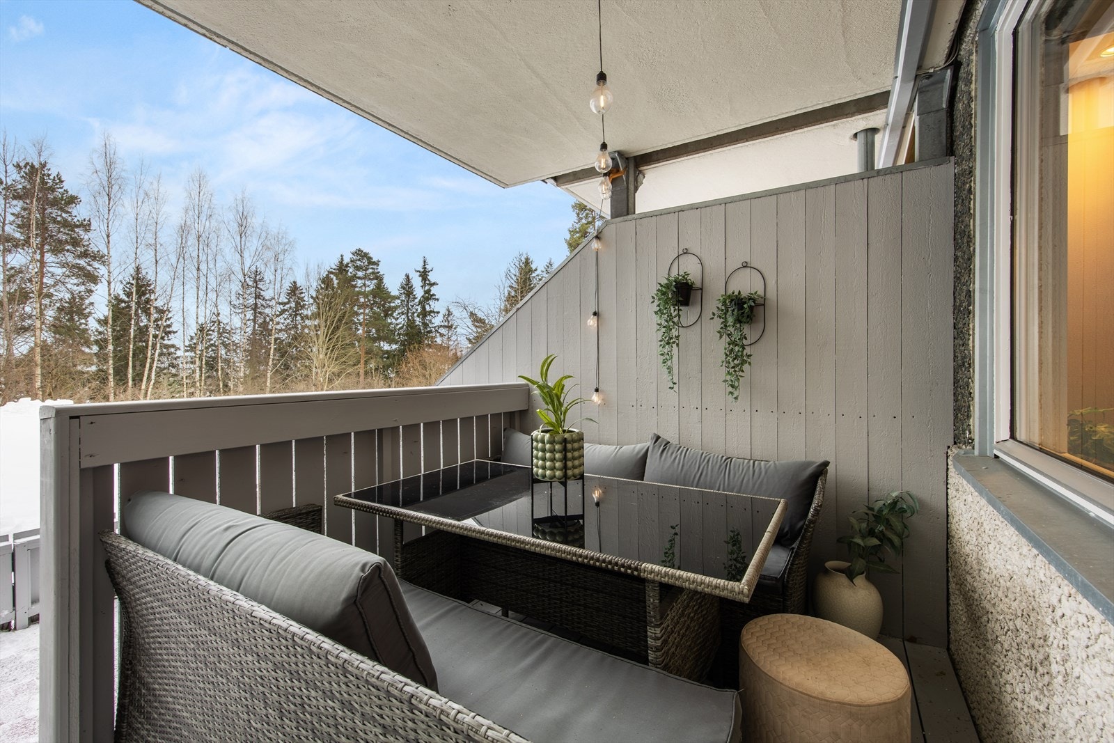Fra stue har du adkomst til takoverbygget markterrasse med plass til hyggelig sittegruppe. Galleribilde