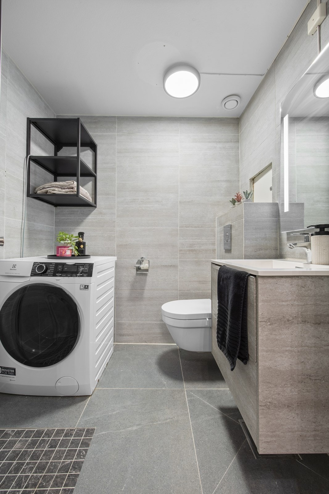 Lyst, flislagt bad med moderne flisvalg overflatepusset i 2023 ifølge eier. Galleribilde