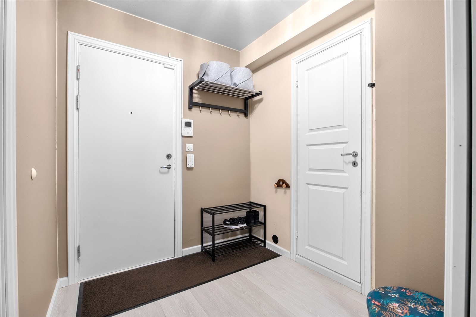 Lys og innbydende entré med god plass til å henge opp yttertøy og sette fra seg sko. Galleribilde