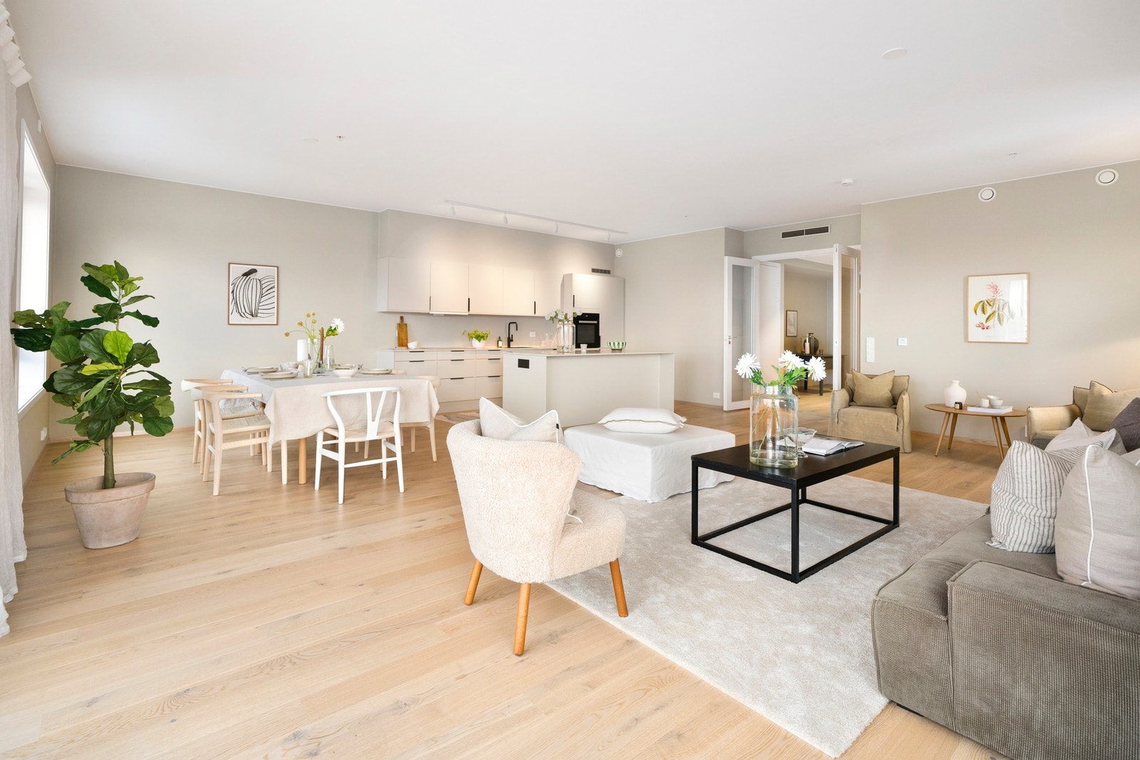 Parketten gir et eksklusivt preg, og lyse veggflater er et godt utgangspunkt for innredningen. Galleribilde