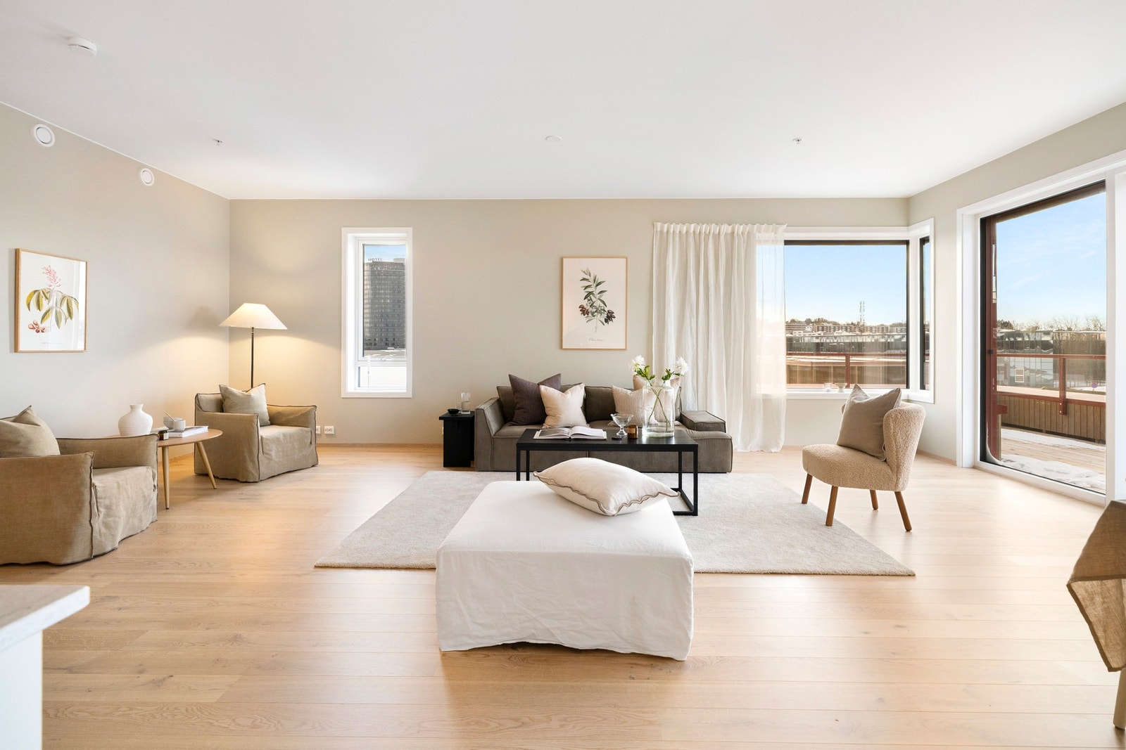 Stuen er et fantastisk allrom; stort, luftig og sosialt med flotte lys- og utsiktsforhold. Galleribilde