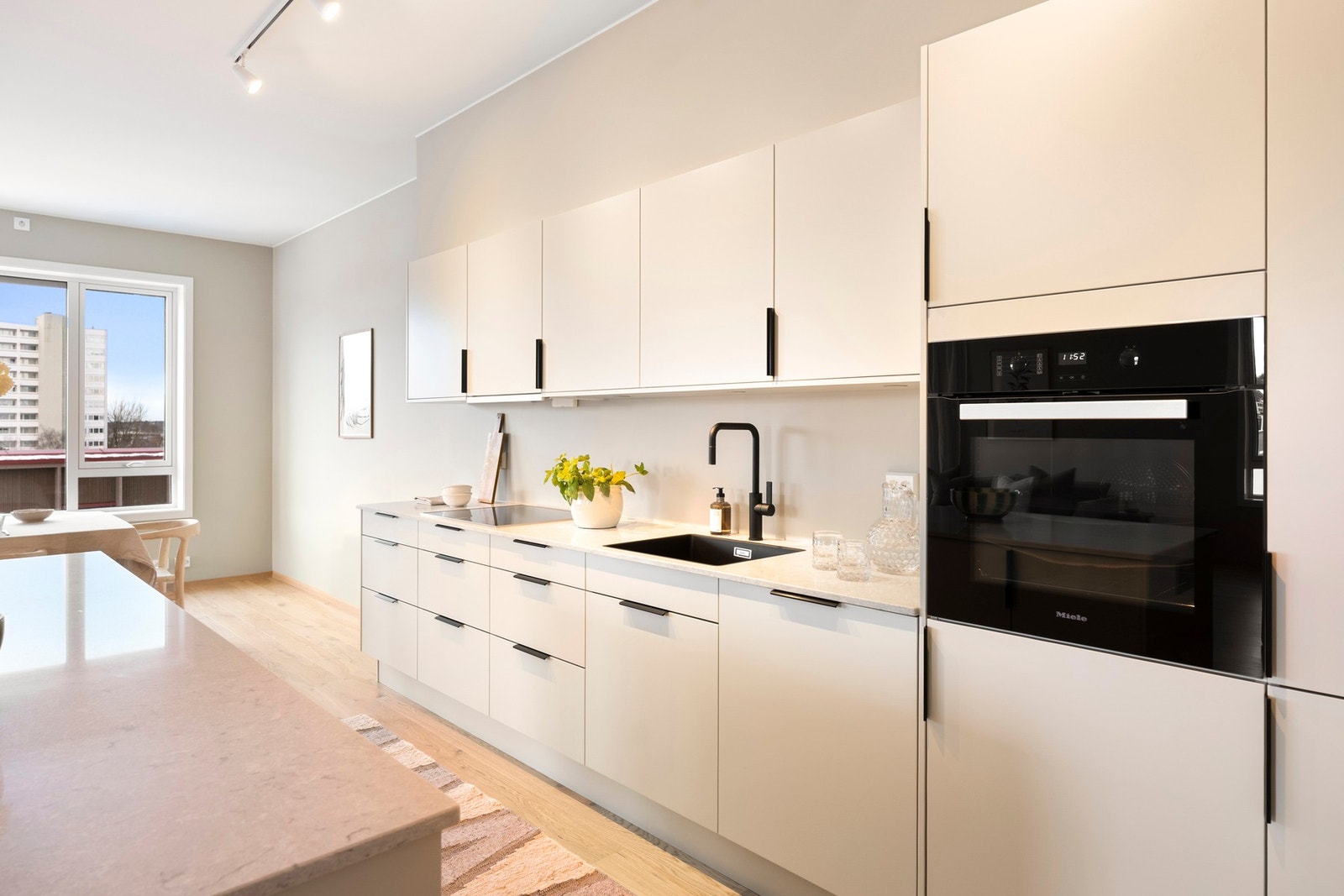 Alle hvitevarene er integrerte, bestående av stekeovn, induksjonstopp, oppvaskmaskin og en kombinert kjøl/frys. Galleribilde