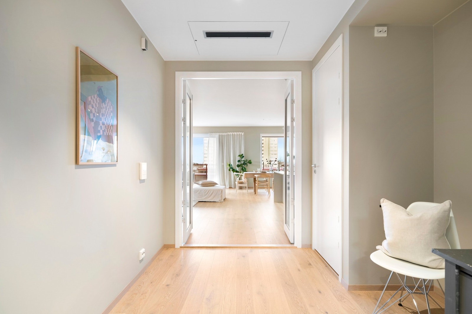 Uttrykket i leiligheten er gjennomført, hvor en enstavs eikeparkett kombineres med duse nyanser på veggene. Galleribilde