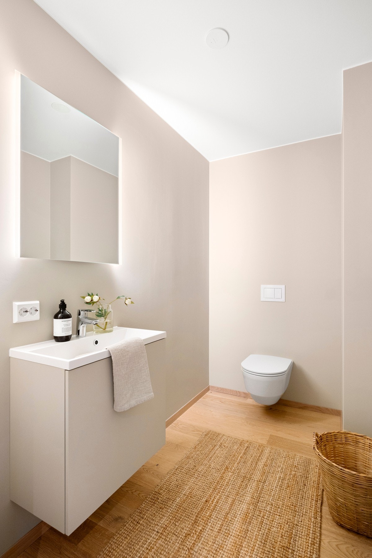 Wc-rommet ligger ved entreen, med den samme flotte eikeparketten. Galleribilde