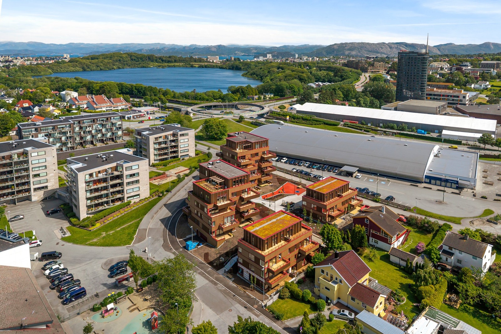 Boligen har nærhet til skoler og til idrettsanlegget rundt Stavanger stadion med friidrettsbaner, ballbaner, ballbinge og en rekke morsomme leke- og aktivitetsområder. Galleribilde