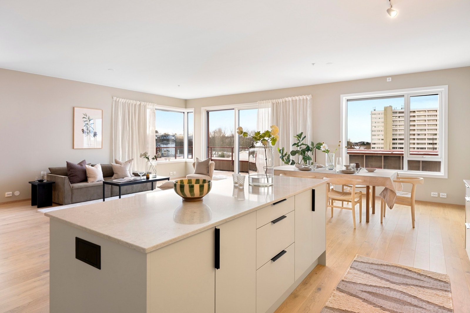 Med et samlet areal på ca. 60 kvm, møbleres rommet enkelt med flere sittegrupper - uten at det oppleves rotete. Galleribilde