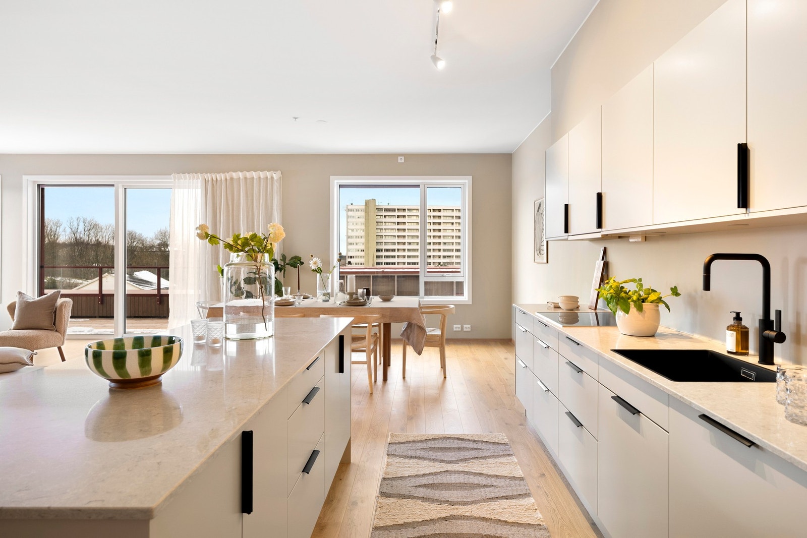 Sorte detaljer gir en fin kontrast, og mot stuen har kjøkkenet en flott øy med egen barløsning. Galleribilde