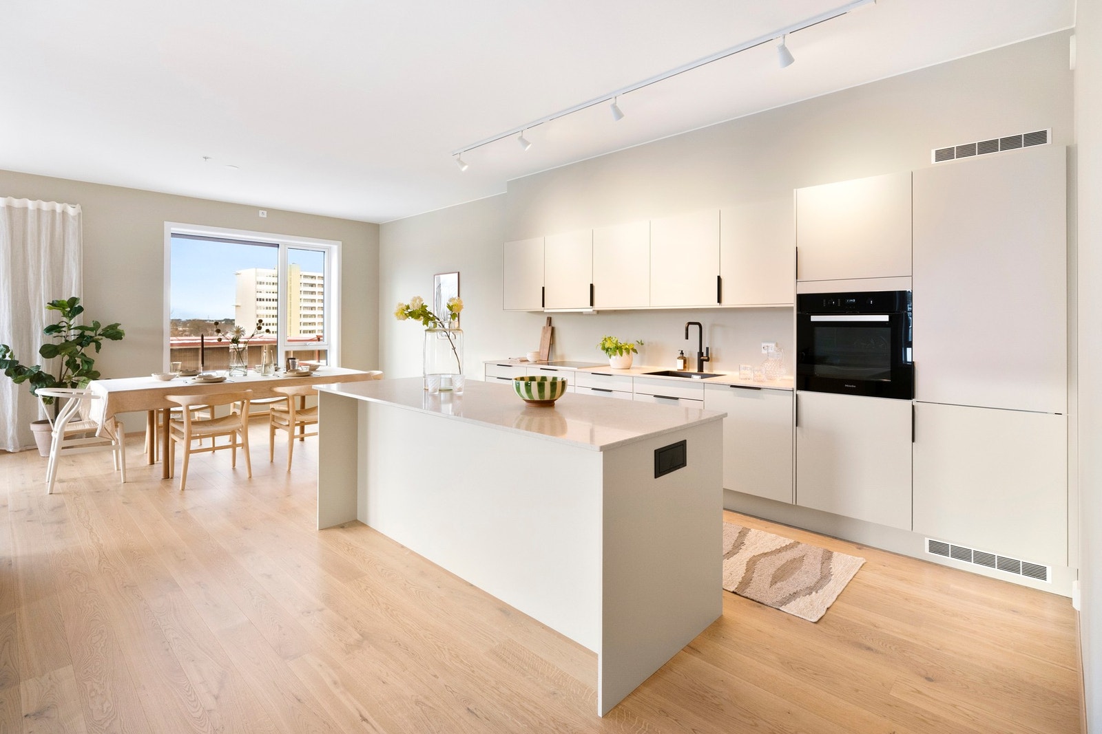 Kjøkkenet er tidløst, elegant og svært funksjonelt, med mye oppbevaring og gode arbeidsflater. Galleribilde