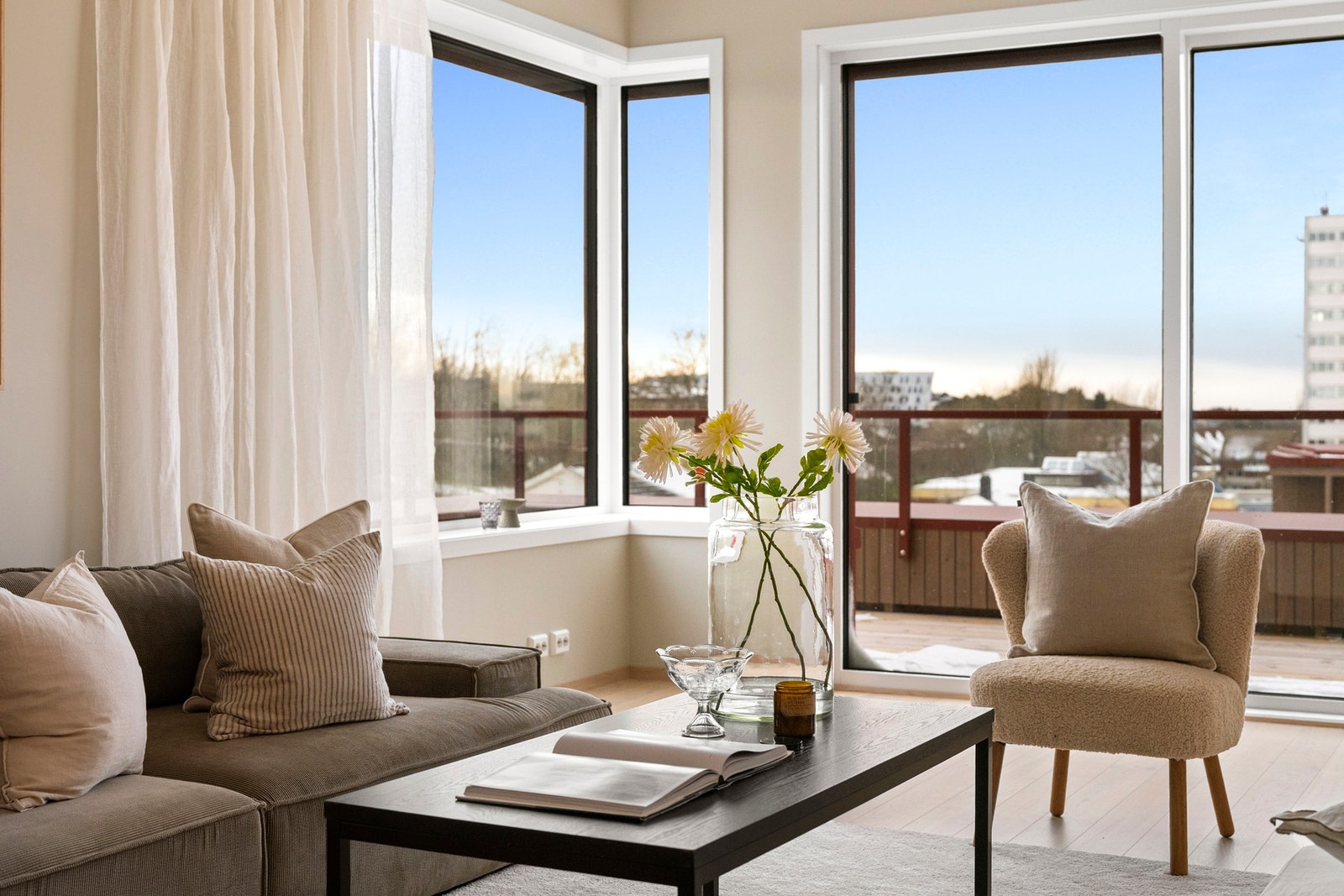 Dette er en leilighet man sjelden finner i nye prosjekter; stor, lys og luftig med gjennomtenkte kvalitetsløsninger. Galleribilde