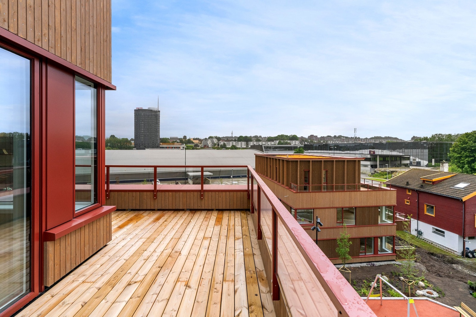 Fra stuen har man direkte utgang til en herlig balkong som både vender mot sør og vest. Galleribilde